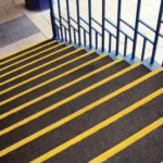 couvre marche prv cobagrip antidérapant avec bordure jaune pour escalier