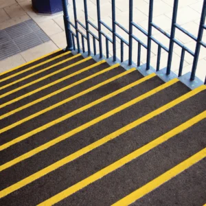 couvre marche prv cobagrip antidérapant avec bordure jaune pour escalier