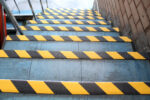 Revêtement adhésif abrasif noir et jaune COBA Gripfoot pour escalier industriel NEBULASOL