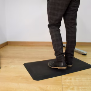 Tapis de bureau ergonomique noir COBA Orthomat Office en polyuréthane pour poste assis-debout NEBULASOL
