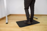 Tapis de bureau ergonomique noir COBA Orthomat Office en polyuréthane pour poste assis-debout NEBULASOL