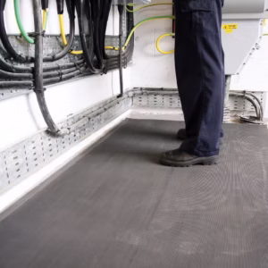 Tapis isolant électrique noir à surface striée COBAswitch 50kV pour protection haute tension conforme VDE.