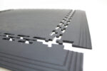Dalles PVC clipsables industrielles noires texture pastillée pour entrepôt et garage