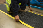 Tapis anti-fatigue haute visibilité avec bordures jaunes Bubblemat Safety