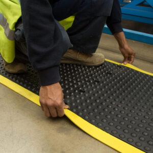 Tapis anti-fatigue haute visibilité avec bordures jaunes Bubblemat Safety