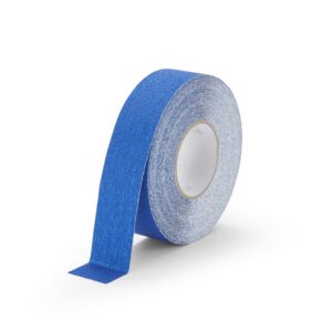 Bande de revêtement antidérapant – Spécial Milieu Marin installée sur le pont en teck d'un navire de plaisance, offrant une protection non abrasive et résistante au sel.