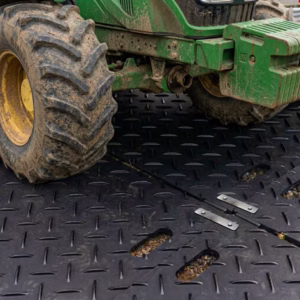 Connecteur tapis protection COBATrack en polyuréthane avec boulons de fixation.