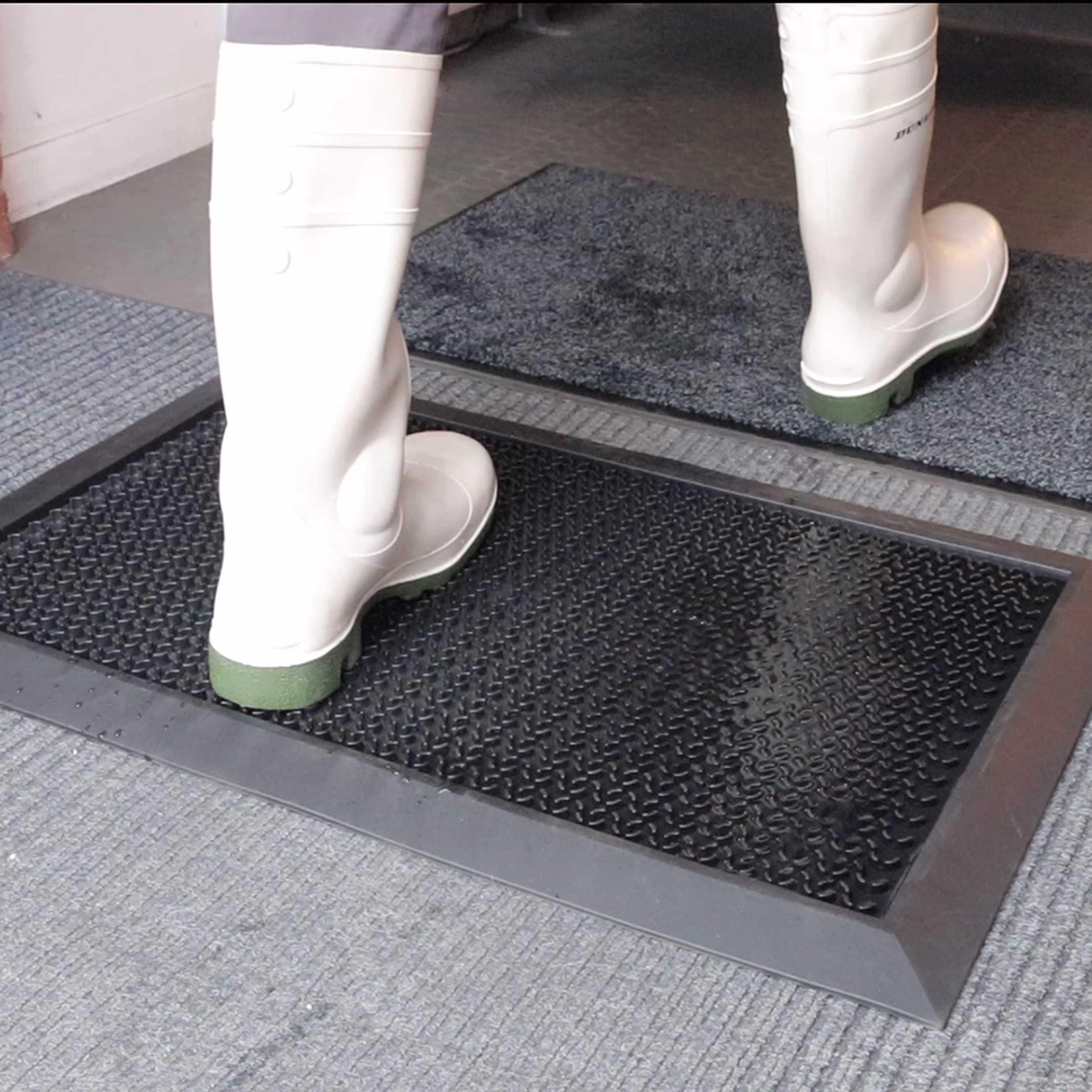 HYW010001_09-Hygiwell_general Tapis désinfectant pose libre HYGIWELL en PVC recyclé avec bac 1.75L Nebulasol