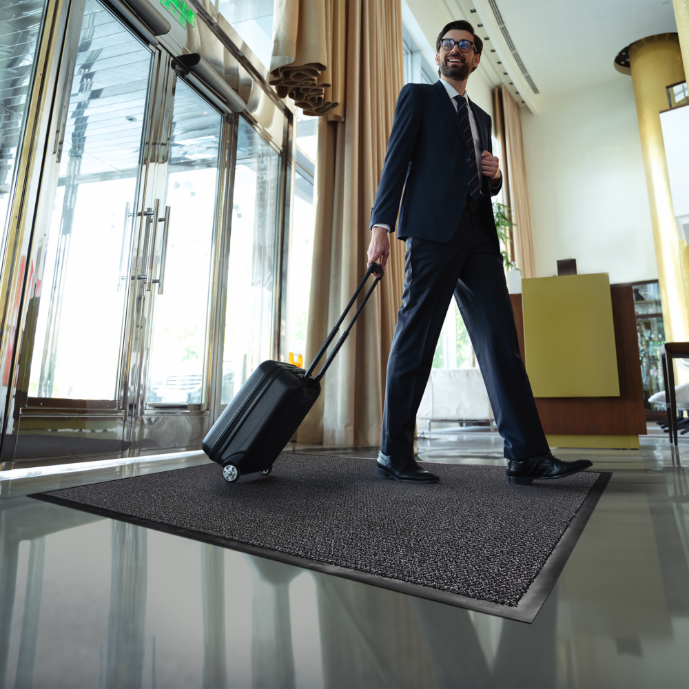 Cosmo_Office_Man_2-1000x1000 Tapis d'entrée polyamide résistant Cosmo ignifugé Cfl-S1 avec dossier vinyle Nebulasol