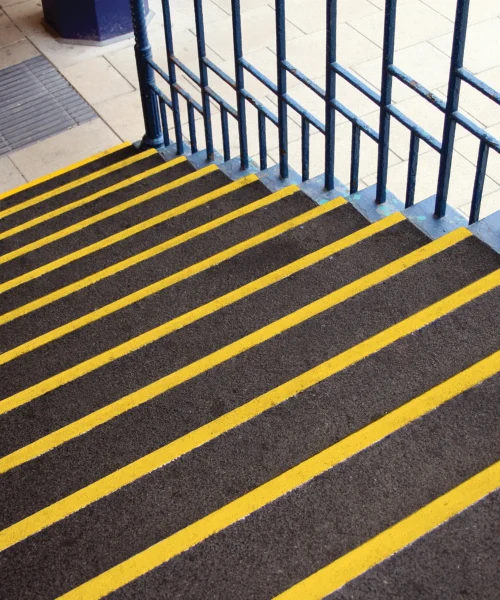 couvre marche prv cobagrip antidérapant avec bordure jaune pour escalier