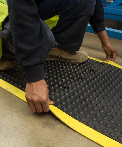 Tapis anti-fatigue haute visibilité avec bordures jaunes Bubblemat Safety