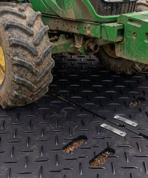 Connecteur tapis protection COBATrack en polyuréthane avec boulons de fixation.