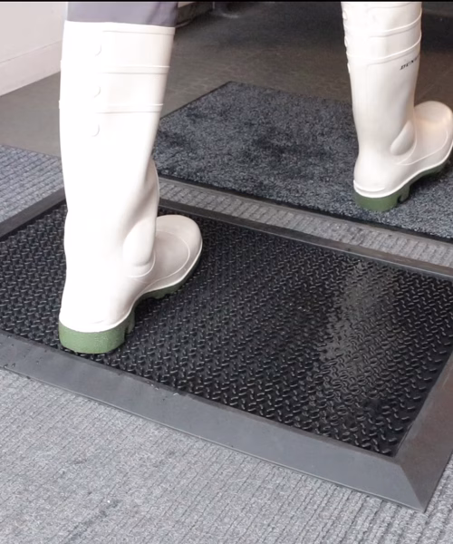 Tapis désinfectant pose libre HYGIWELL en PVC recyclé avec bac 1.75L Nebulasol