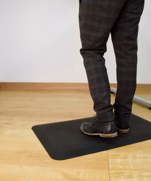 Tapis de bureau ergonomique noir COBA Orthomat Office en polyuréthane pour poste assis-debout NEBULASOL
