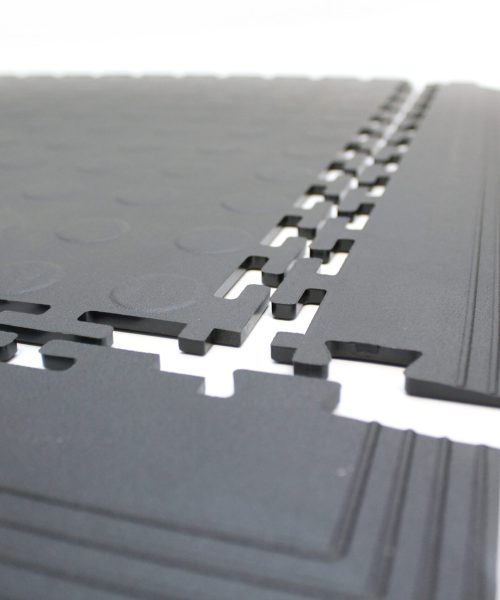 Dalles PVC clipsables industrielles noires texture pastillée pour entrepôt et garage